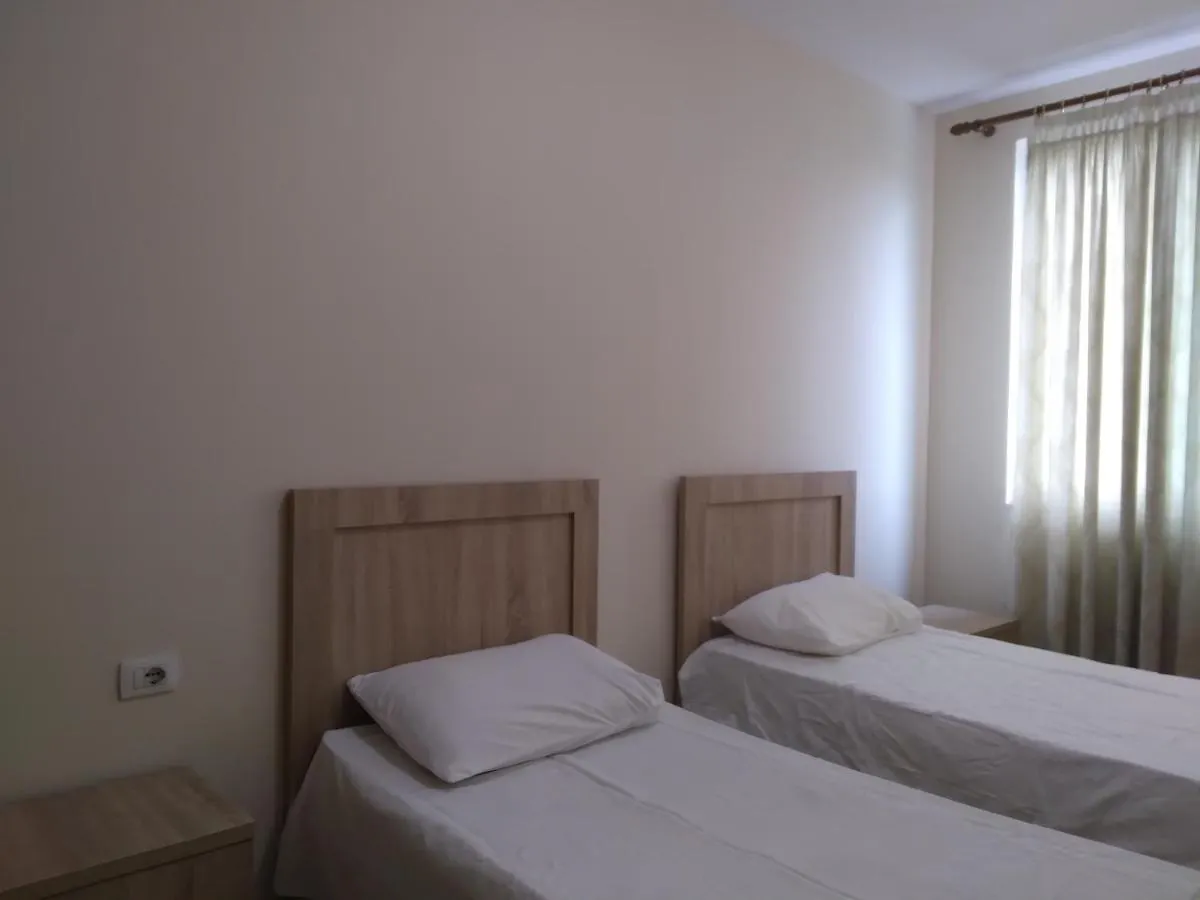 Bajovah Apartments & Restaurant ティラナ